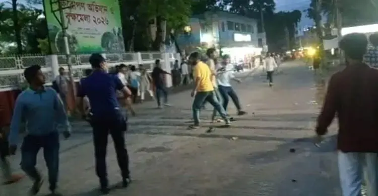 হবিগঞ্জে এনসিপি ও ছাত্রদলের সংঘর্ষ: ব্যাংকের ভেতর অবরুদ্ধ পাটোয়ারী ও সারজিস