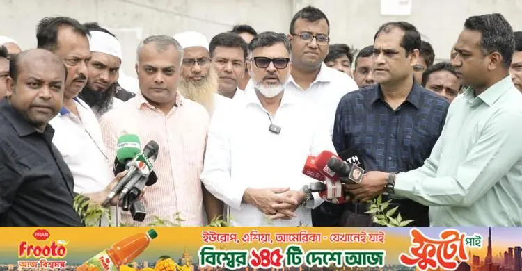 বর্জ্য অপসারণ শেষে বৃক্ষরোপণ কার্যক্রমের উদ্বোধন করলেন ডিএনসিসি প্রশাসক