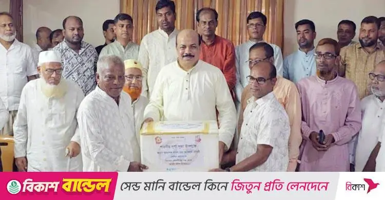 সীতাকুণ্ডে দুর্গাপূজা মণ্ডপে আসলাম চৌধুরীর অর্থ সহায়তা বিতরণ ও সম্প্রীতির আহ্বান